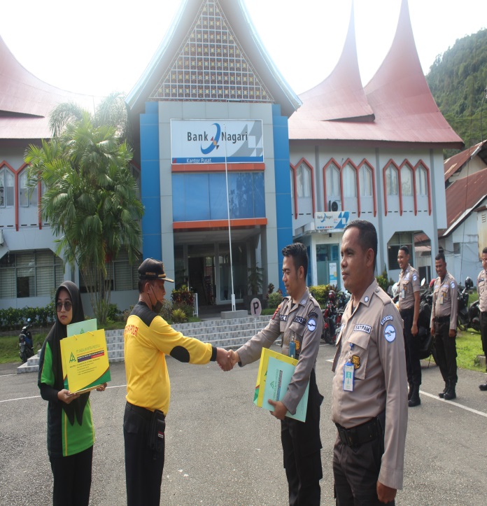 Penyerahan Penghargaan kepada Anggota Satpam Berprestasi di Jajaran Bank Nagari Sekota Padang