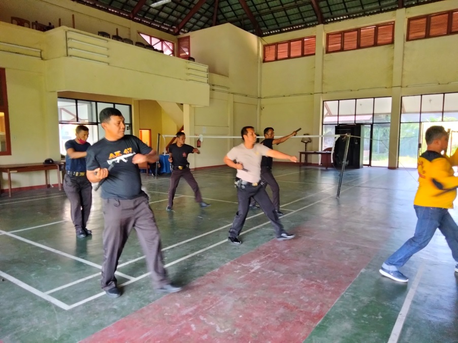 Latihan Dril Tongkat Polri di PT. PLN (Persero)UPDL Padang
